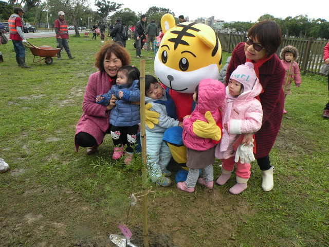 坪林森林公園植樹活動　小朋友種希望樹苗