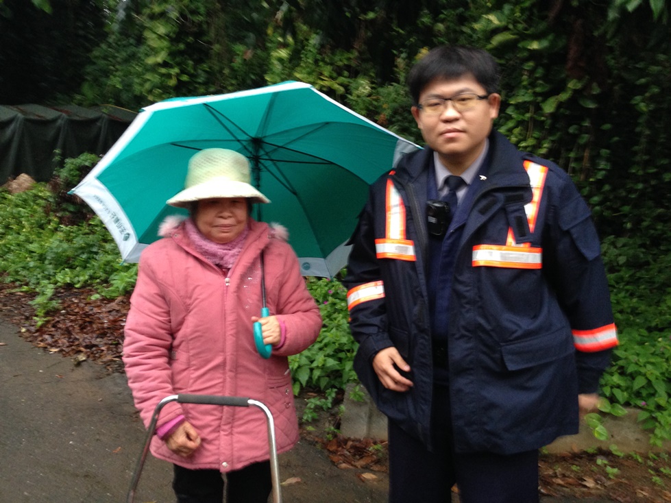 老婦於寒流細雨中舉步維艱　暖警不捨親載返家