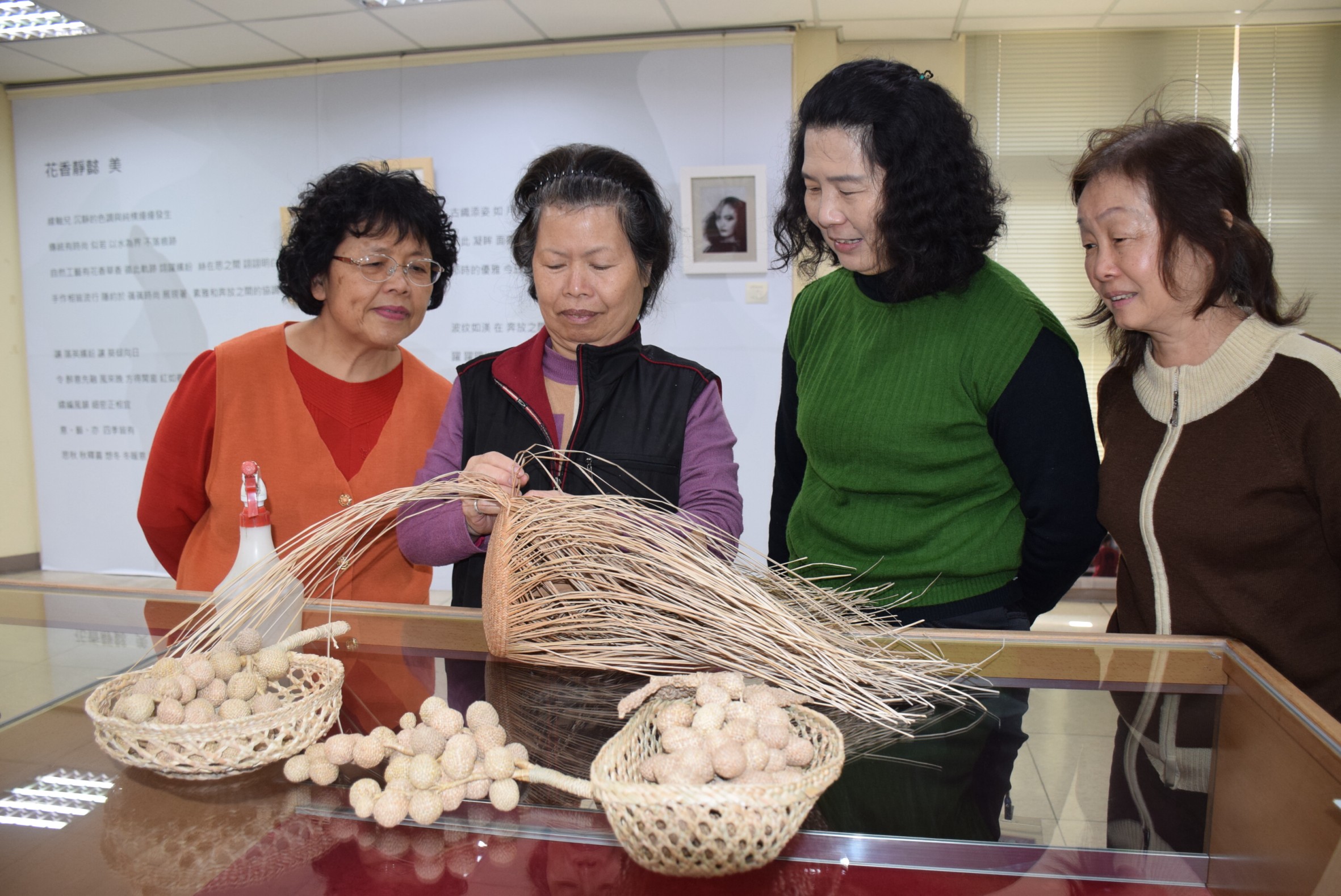 傳統編織結合時尚　大甲婦女館展出「薪意加新藝」