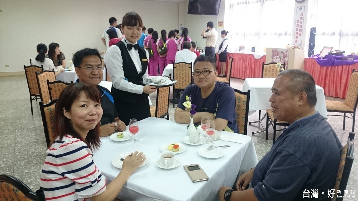 水里商工餐飲科學生為魚池國中老師餐飲服務。〈記者吳素珍攝〉