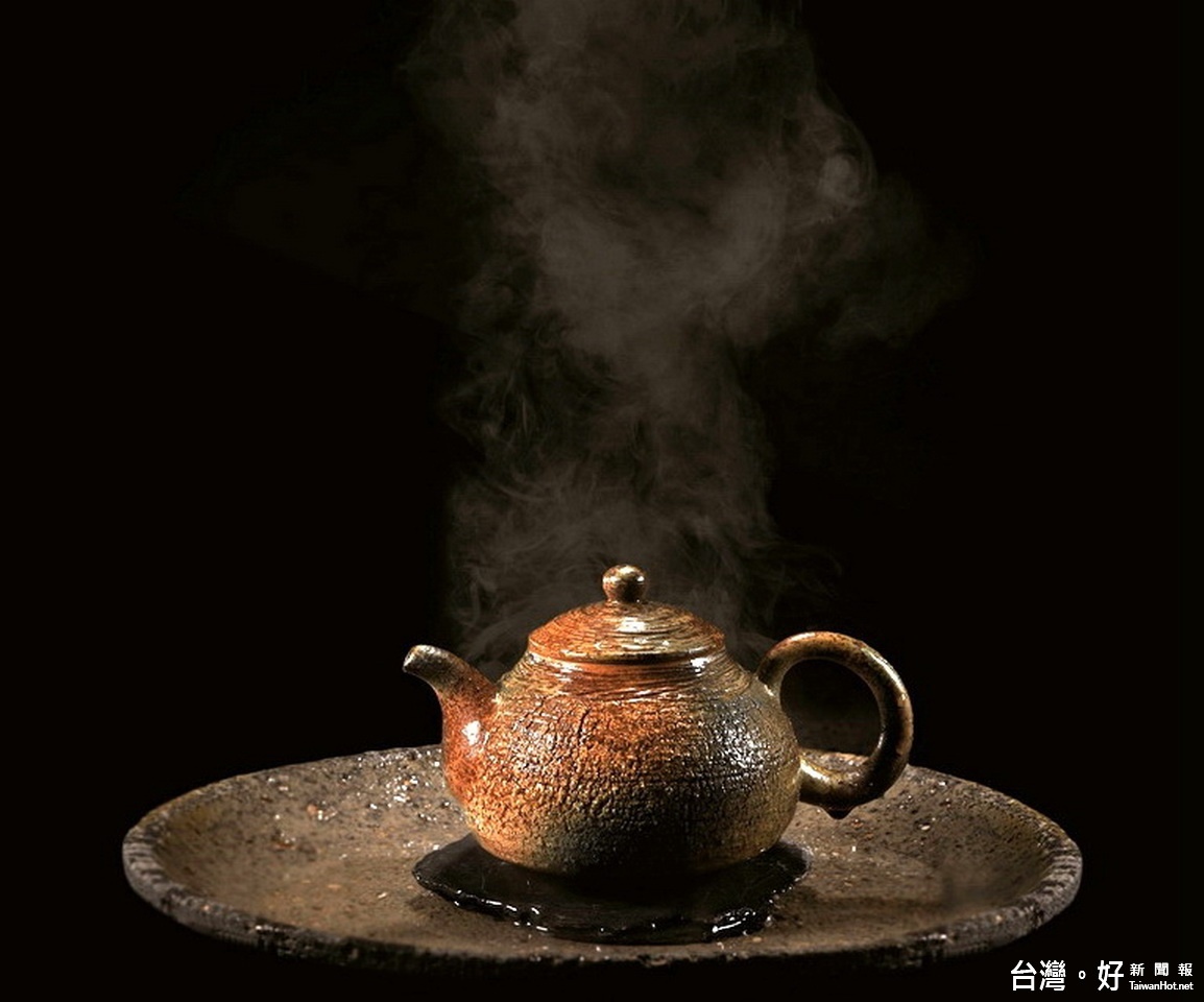 「添興窯」樟香系列最受矚目的作品「樟香雲煙壺」，泡茶時在壺身淋上開水可以產生雲煙嬝繞的氣氛，深受品茗人士喜好，更廣受茶藝界爭相收藏。