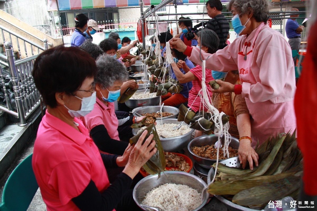 250人次志工群忙著包粽子送到弱勢族群家。（記者扶小萍攝）