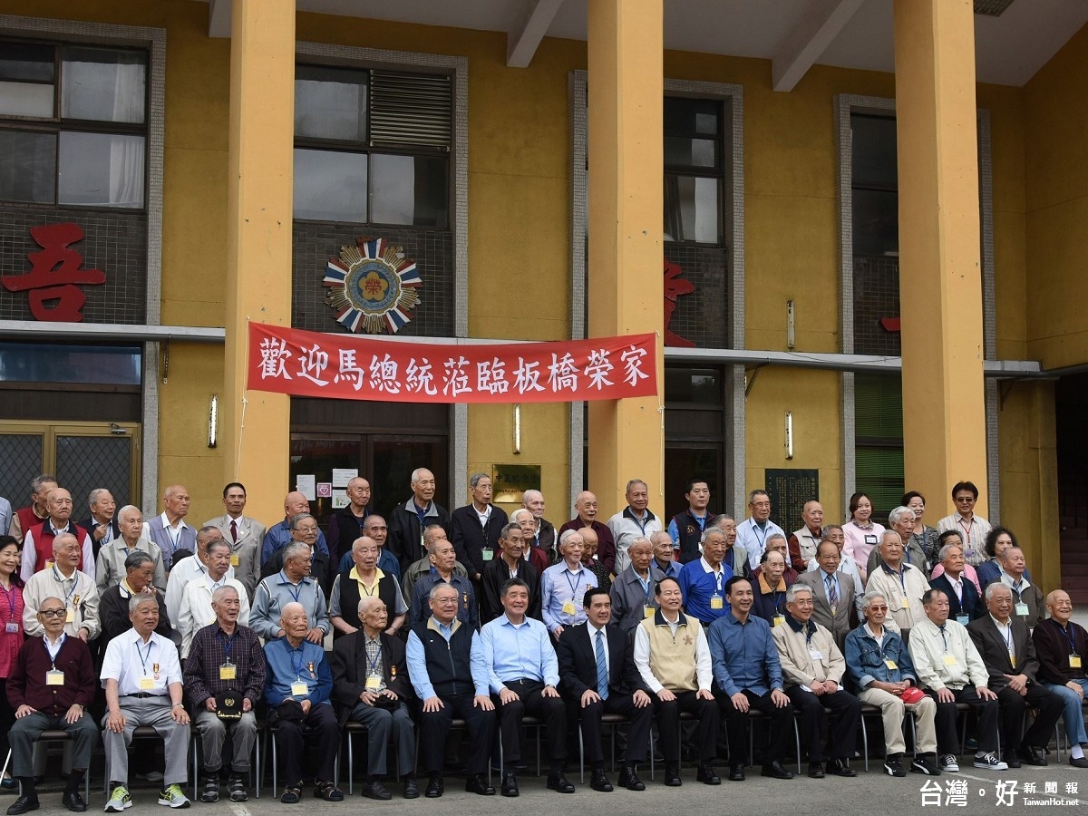 總統馬英九由新北市長朱立倫陪同造訪板橋榮譽國民之家，與榮民長輩們共進午餐，提前歡度端午佳節。（圖／記者黃村杉攝）