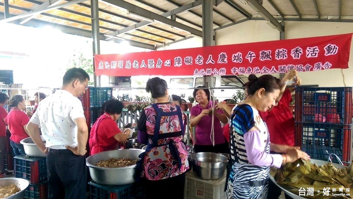 鄉長陳錦倫到現場看志工媽媽們綁粽子的情況，並表示感謝搭家的辛勞付出。