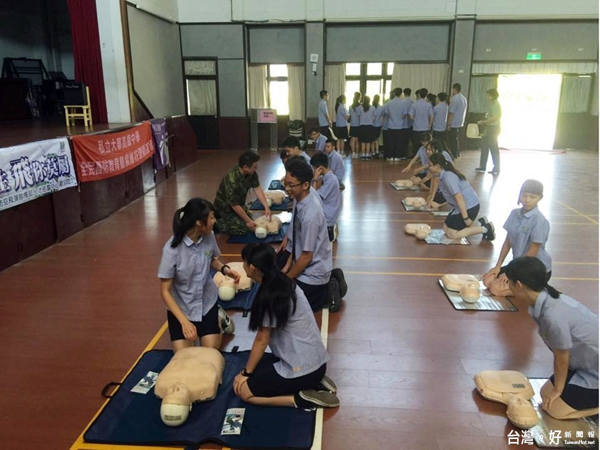 學生認真練習CPR、AED等緊急救護技能訓練 