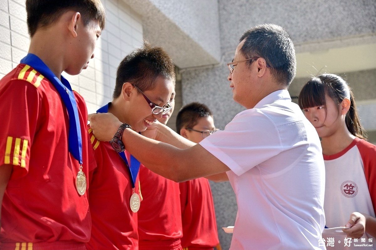 校長李志慶頒發獎牌及獎金表揚曲棍球隊員。