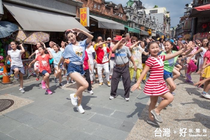 桃園好行魔法列車MV拍攝 ，國小學童、大學生、92歲人瑞、外國遊客，近百人參與。