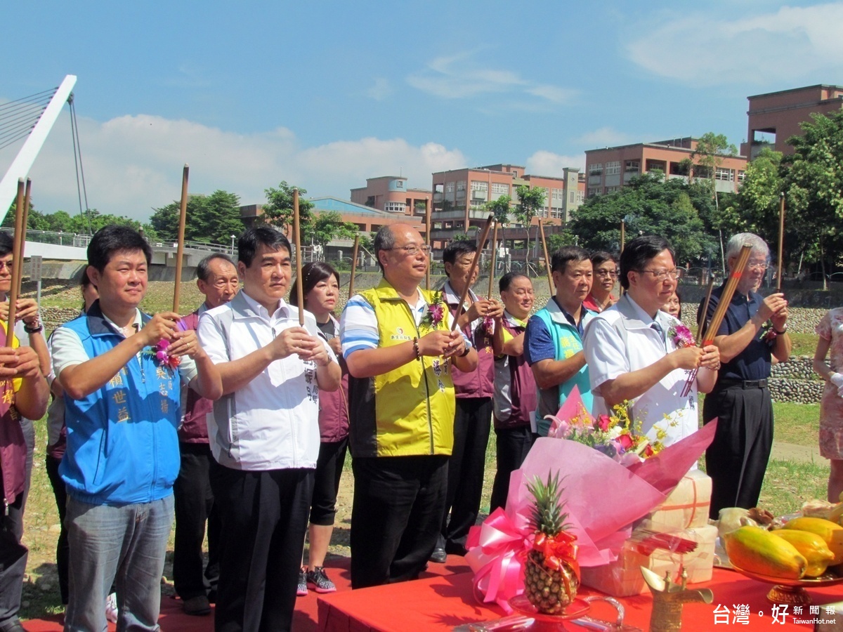 蘆竹忠孝西橋改建動工，市長鄭文燦率水務局長劉振宇、蘆竹區長褚春來、議員劉勝全、郭麗華、許清順、立委吳志揚秘書賴世益、立委鄭運鵬秘書蔣福興等人馨香祝禱工程順利