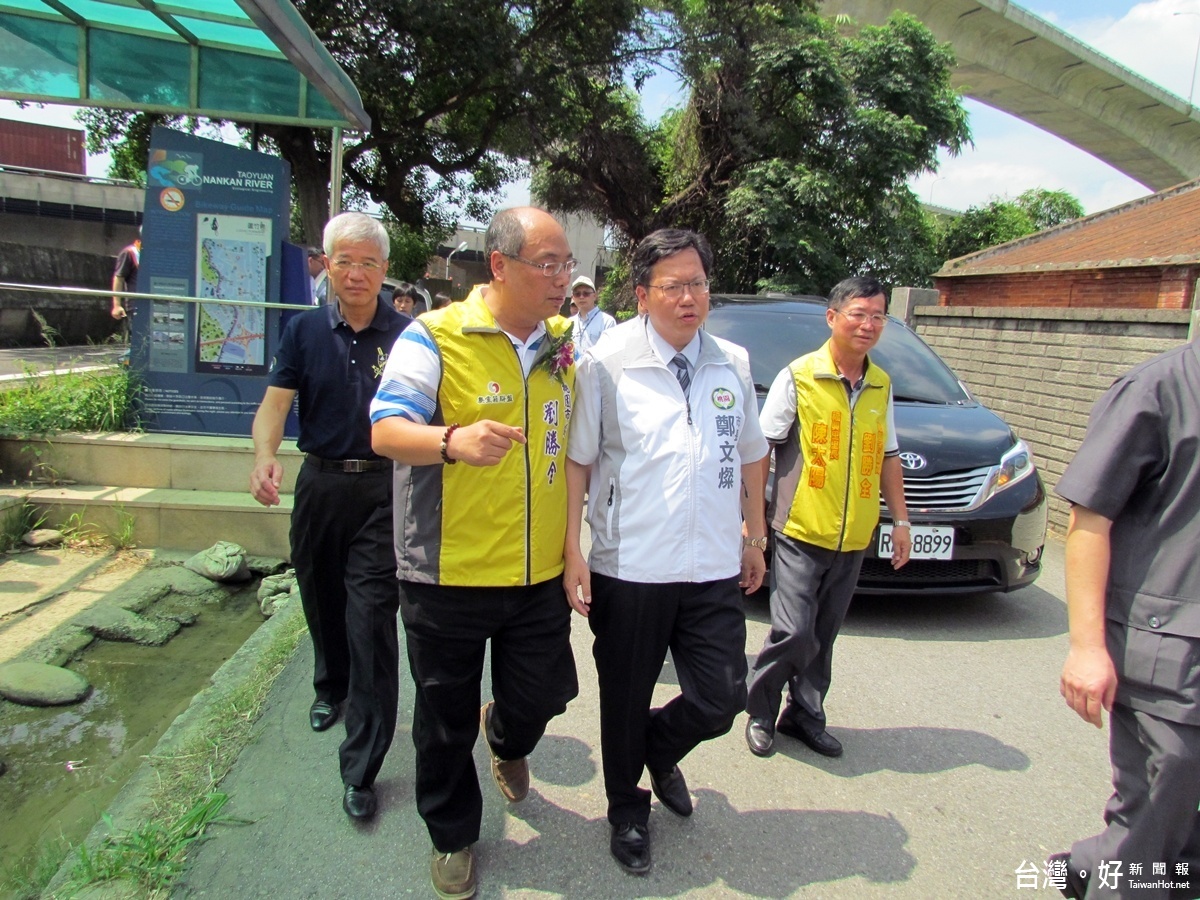 市長鄭文燦在議員劉勝全與區長褚春來陪同下視察南福街255巷封路造成的不便