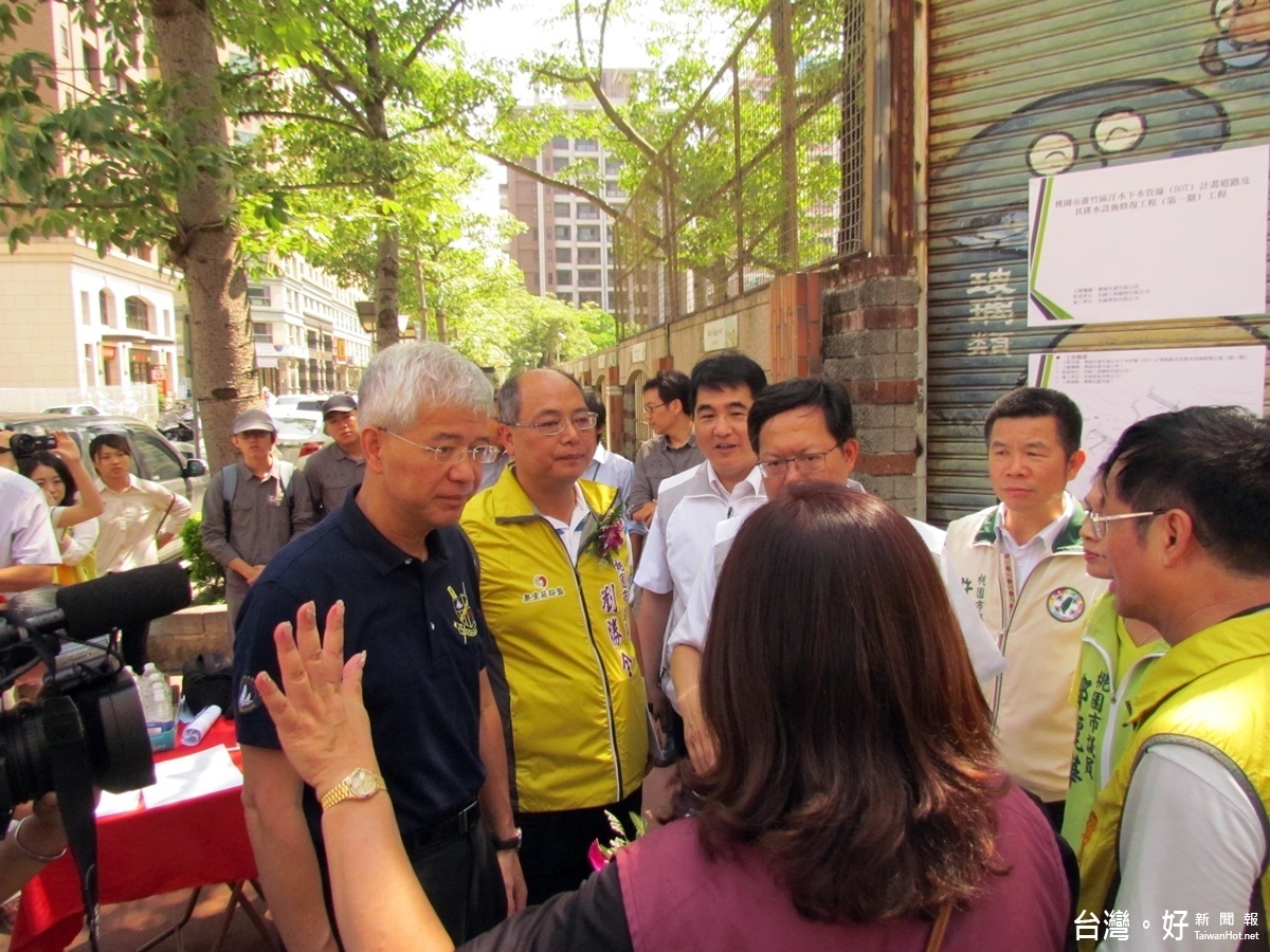 蘆竹污水下水管線修復視察里長謝佳秀向市長說明加蓋民眾安全的保障