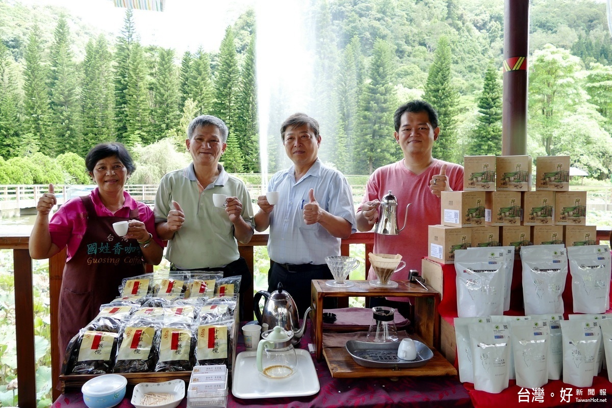 :國姓鄉長邱埔生(右2)邀請全國民眾前來國姓鄉共襄盛舉，品茗國姓的好咖啡。