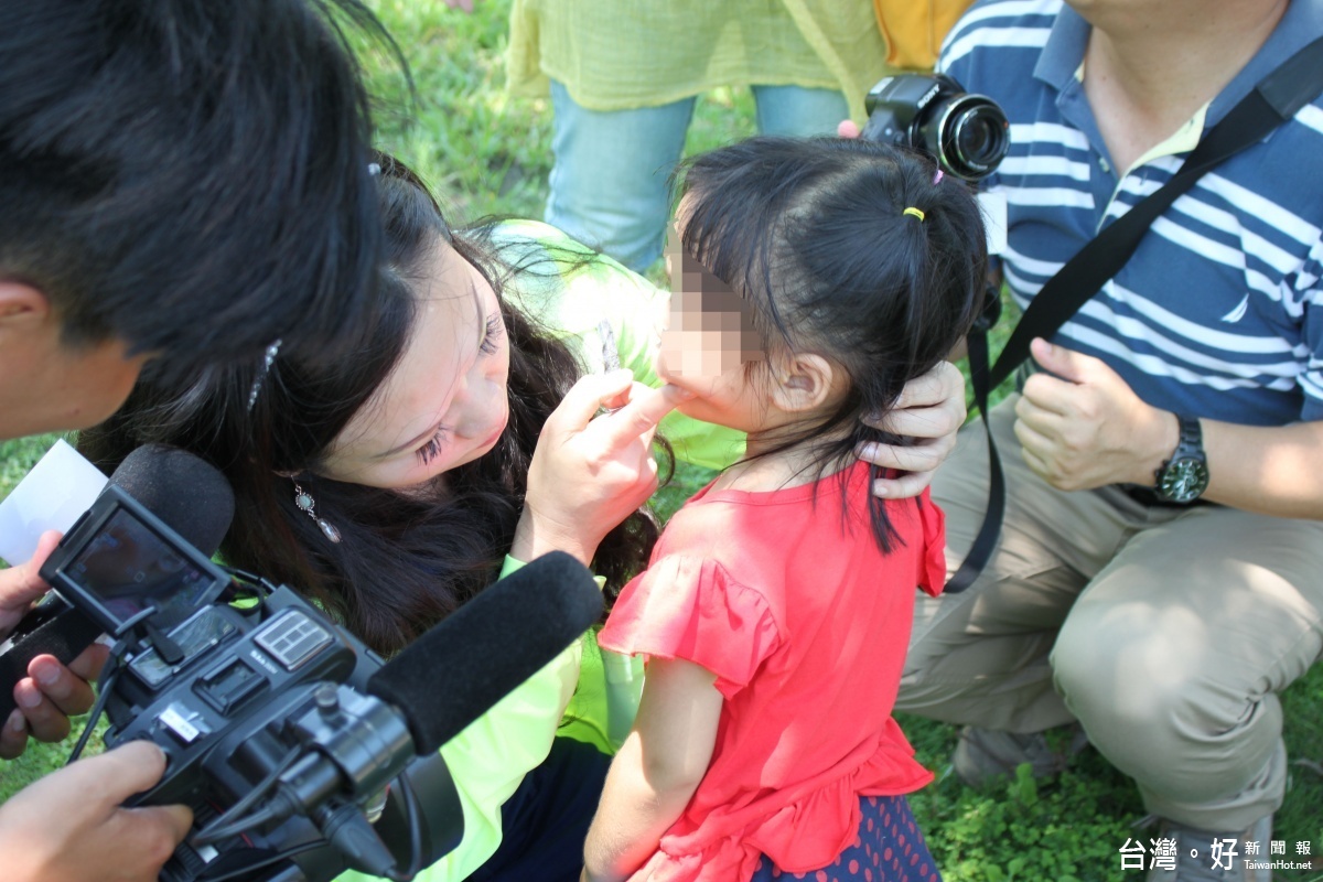 台南市安南區某連鎖幼稚園傳出幼童遭不當施虐，黃姓幼教員疑數度以手指抓傷3歲女童頭胸處，造成紅腫疼痛。