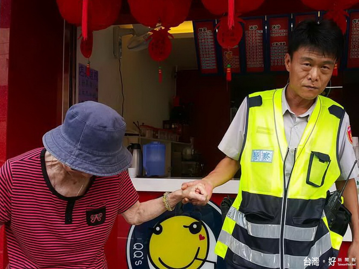 九旬失智老婦迷途　警依愛心手鍊協助返家