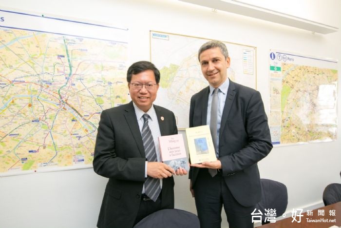  桃園市長鄭文燦拜會巴黎主管交通公共空間副市長Christophe Najdovski,希望吸取巴黎市完整規劃公共運輸方面的經驗。