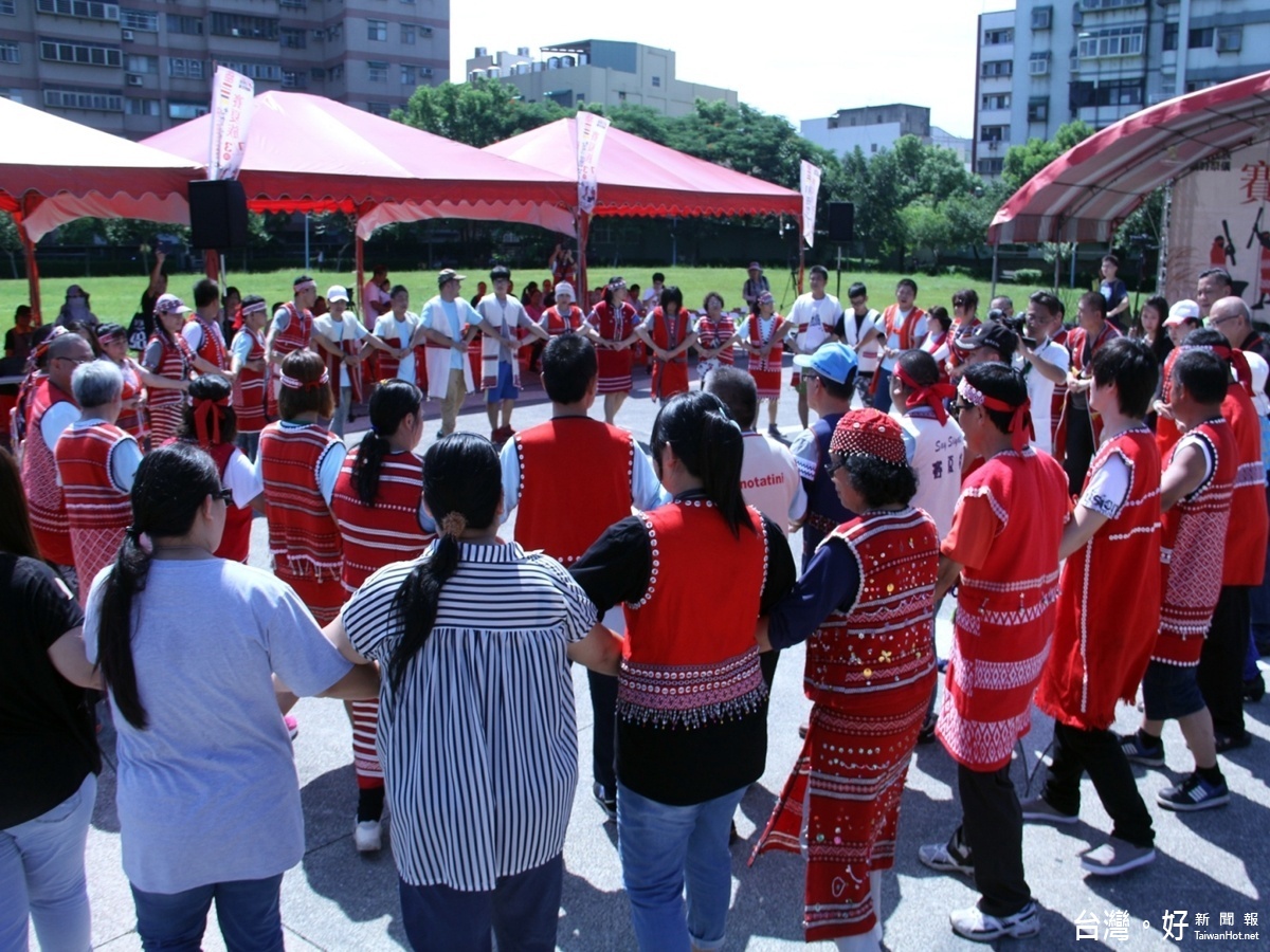 賽夏族祖靈祭中，族人圍成圓圈跳舞祈福