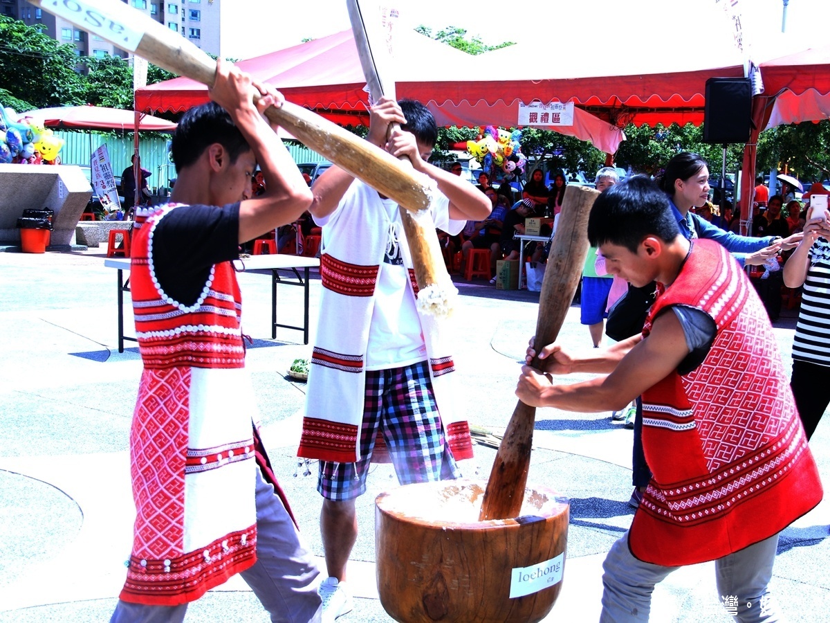 賽夏族祖靈祭中，年輕的族人製作傳統小米食品祭祖靈