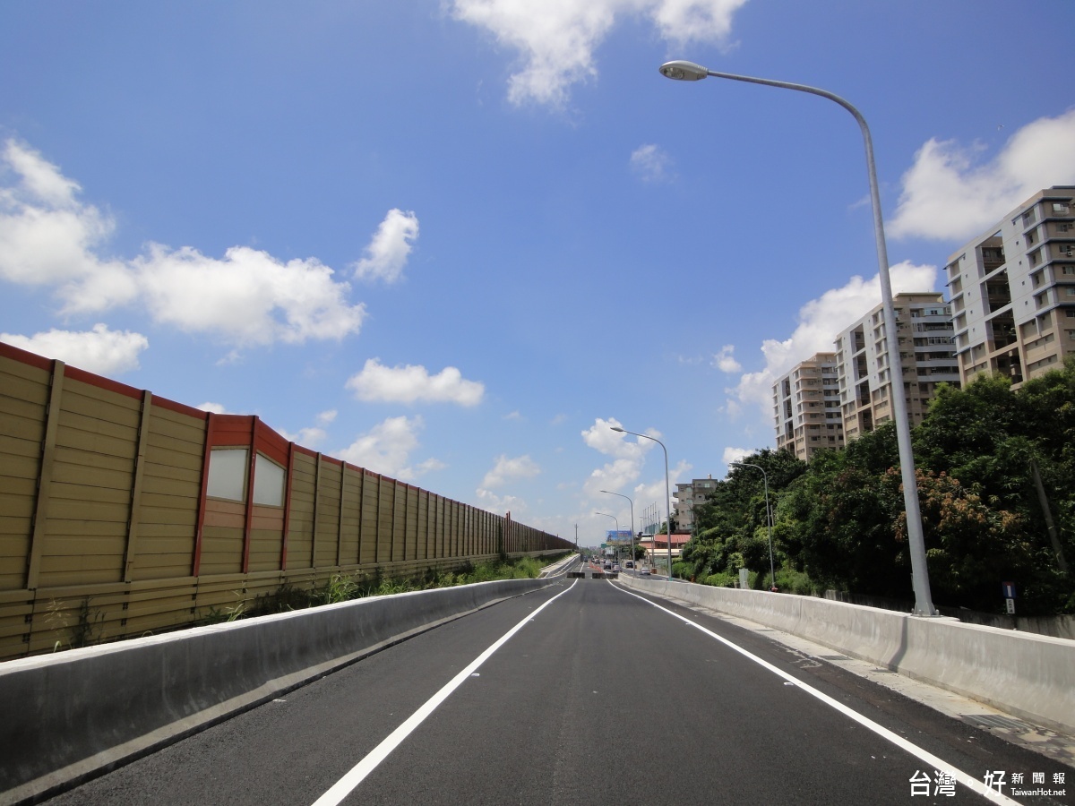 大灣交流道南下匝道預計7月6日下午4點開放通車，見已增闢完成。