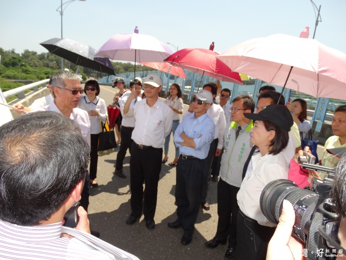 交通部長賀陳旦（中）與林俊憲一行人，在港務公司人員陪同下，趨車前往遊艇碼頭現地視察。