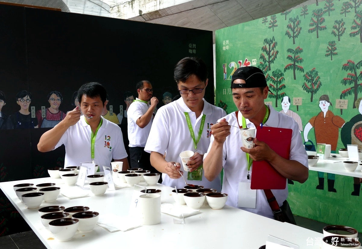 比照國際與全國賽等級，各家選手依聞香、破渣、杯測步驟一較高下。