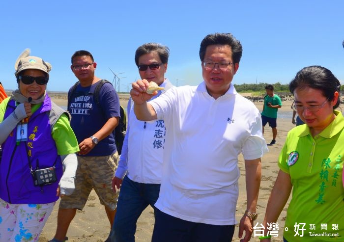 市長鄭文燦(右二)、立委陳賴素美(右一)、環保局長沈志修(右三)至藻礁生態區。 