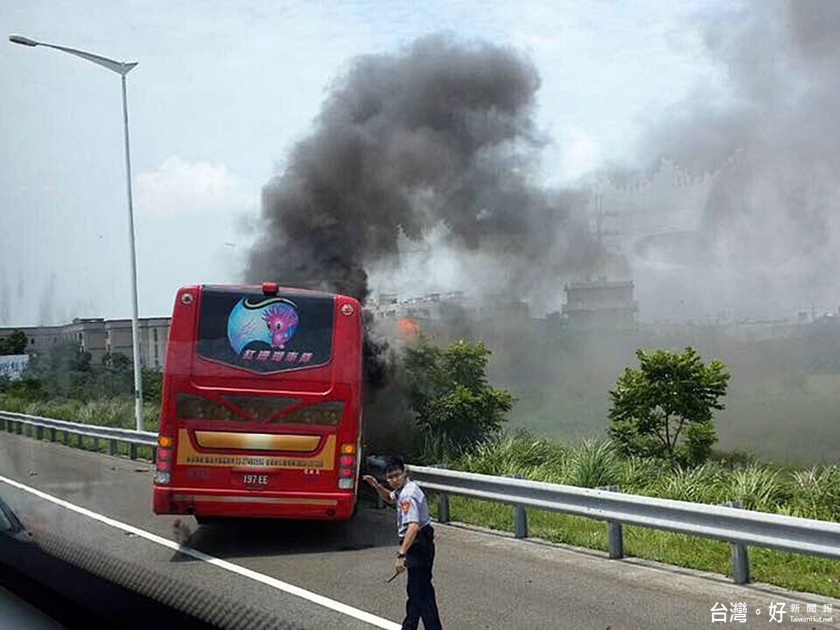 國道二火燒車26死陸客24人臺籍2人，火燒車後警方在現場維持秩序