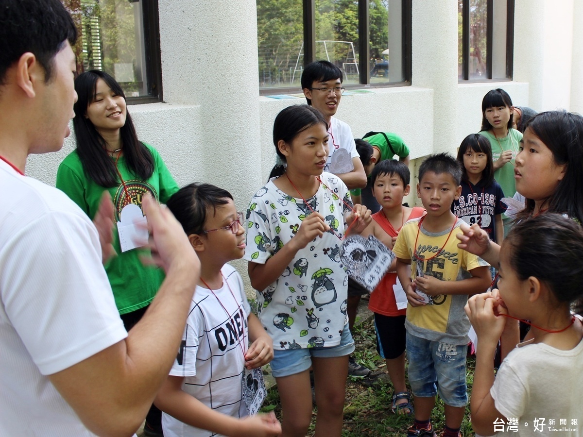 卡達醫療服務隊的長庚大學學生為小朋友們精心打造育樂營，透過遊戲、戲劇等活動安排，寓教於樂，學習情緒管理、性別教育及傷口處理等衛教知識