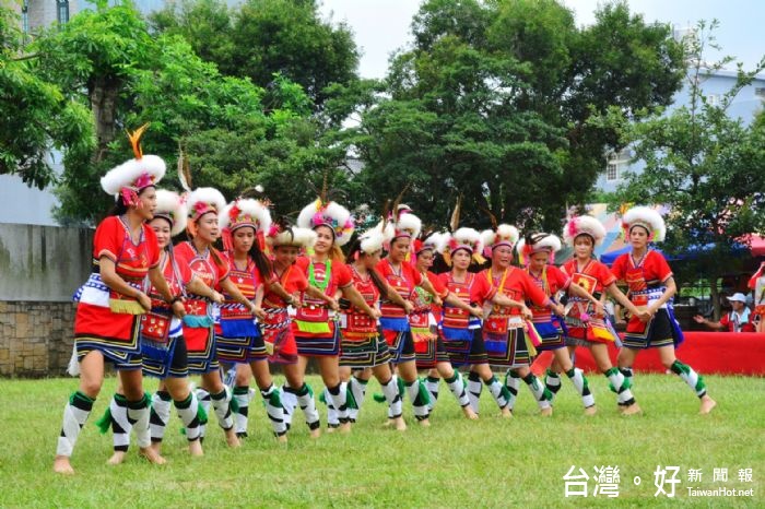 豐年祭非常熱鬧，原民舞者展現活力，表演充滿力與美的迎賓舞曲。