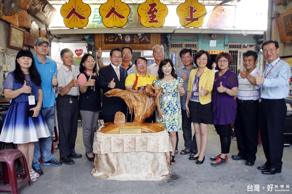 王廣禮、陳淑娥獲全國績優里長　涂醒哲贈匾額祝賀