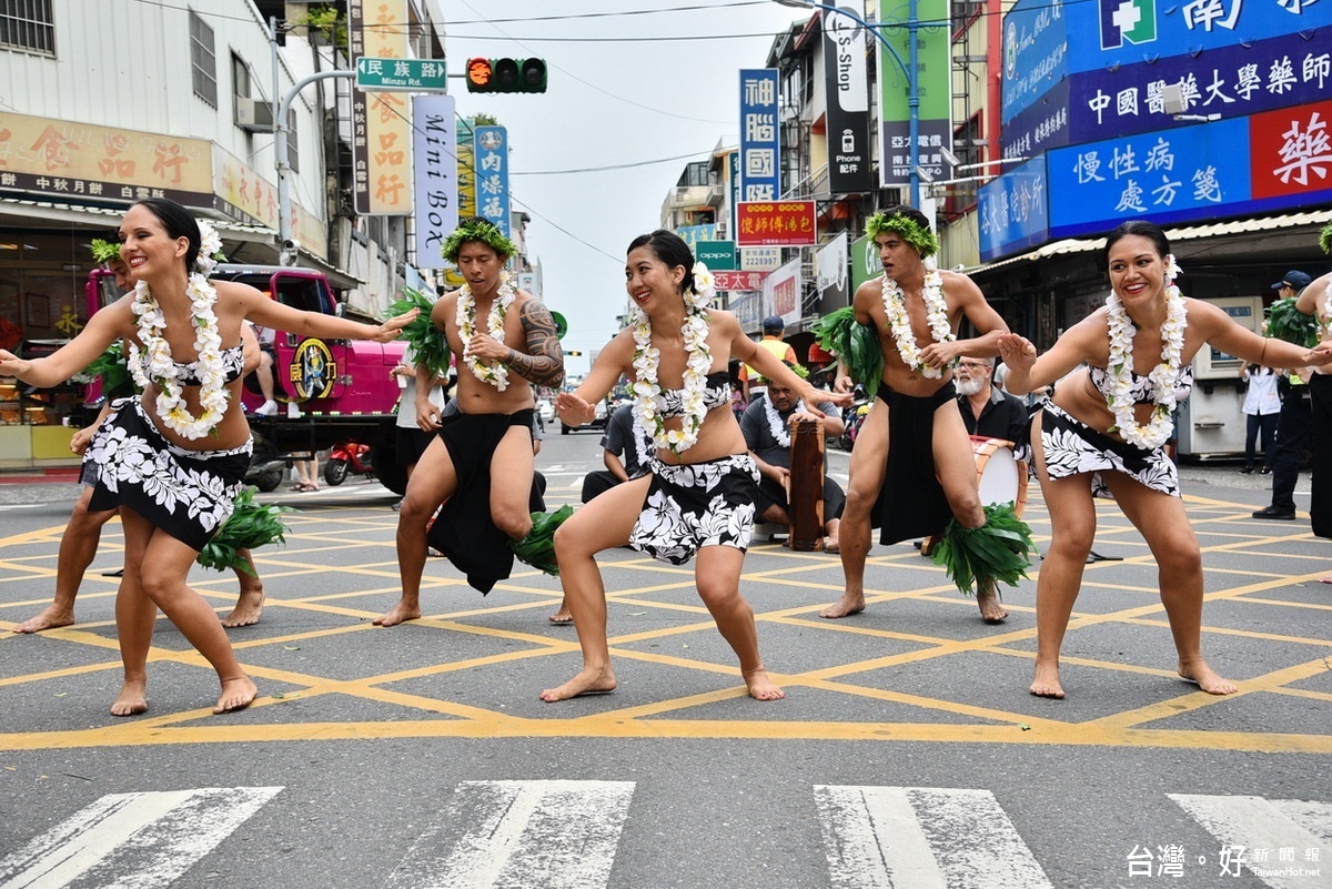 國外團隊街頭展現異國舞蹈熱鬧非常。