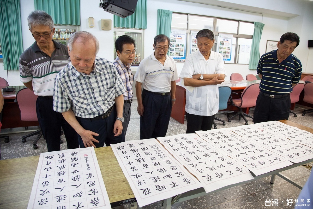 上緯書法賽評審嚴謹。（記者扶小萍攝）