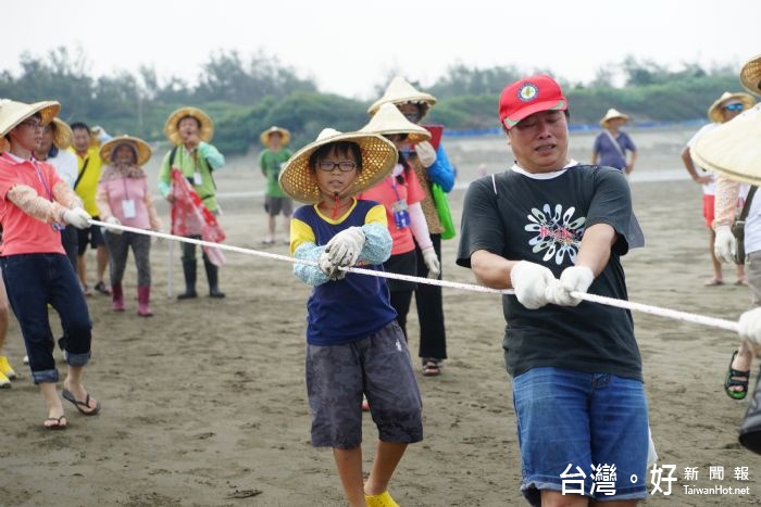 牽罟是台灣沿海一種古老的捕魚方式，集眾人之力方得完成的漁撈活動。