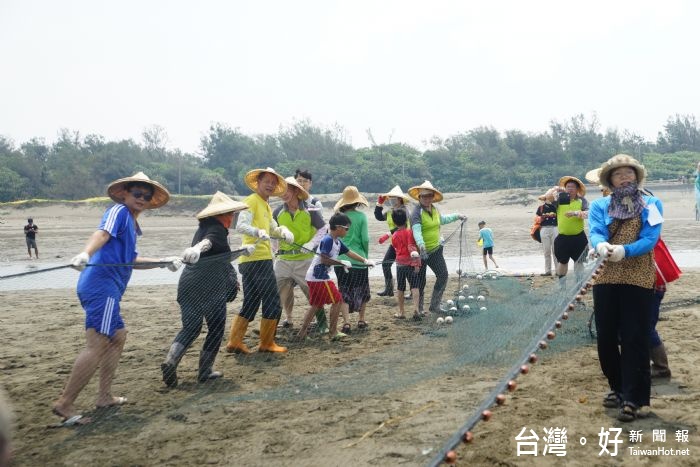 牽罟是台灣沿海一種古老的捕魚方式，集眾人之力方得完成的漁撈活動。