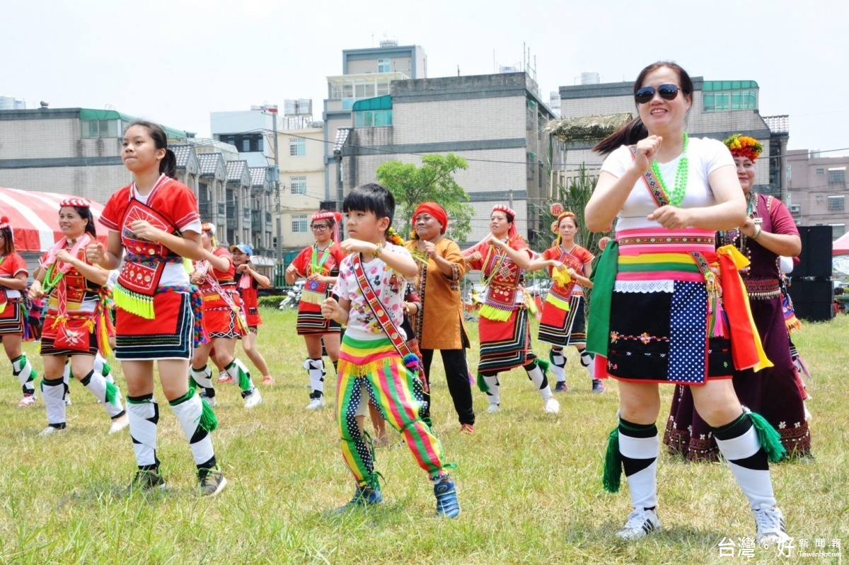 桃園市長鄭文燦出席「105年度桃園市楊梅區原住民族豐年祭ilisin活動」。