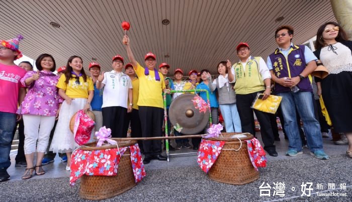 「桃園客家義民嘉年華」挑擔踩街 鄭市長表示，以創意方式表達義民精神，讓傳統信仰走入現代。 