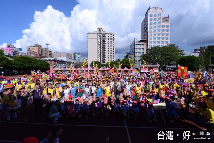 「桃園客家義民嘉年華」挑擔踩街 鄭市長表示，以創意方式表達義民精神，讓傳統信仰走入現代。 