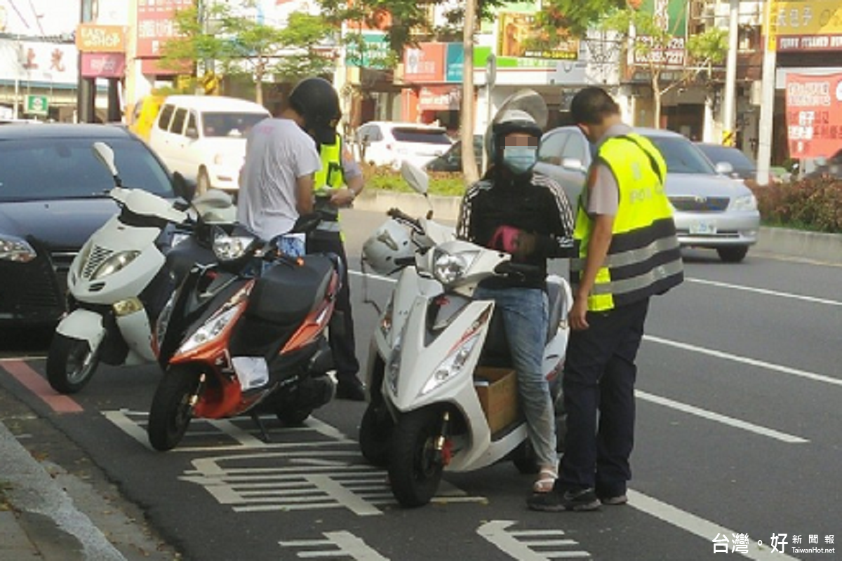 騎車邊玩《精靈寶可夢GO》的民眾遭員警開單。（圖／取自爆料公社）