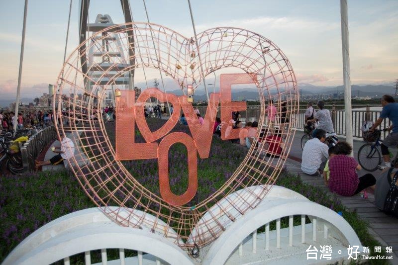 體驗七夕情人節　新月橋化身為「鵲橋」浪漫一夏