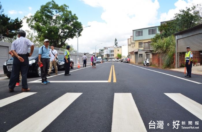 鄭市長表示，龍南路355巷拓寬通車啟用，軍民合作典範，解決龍岡地區交通壅塞問題。 