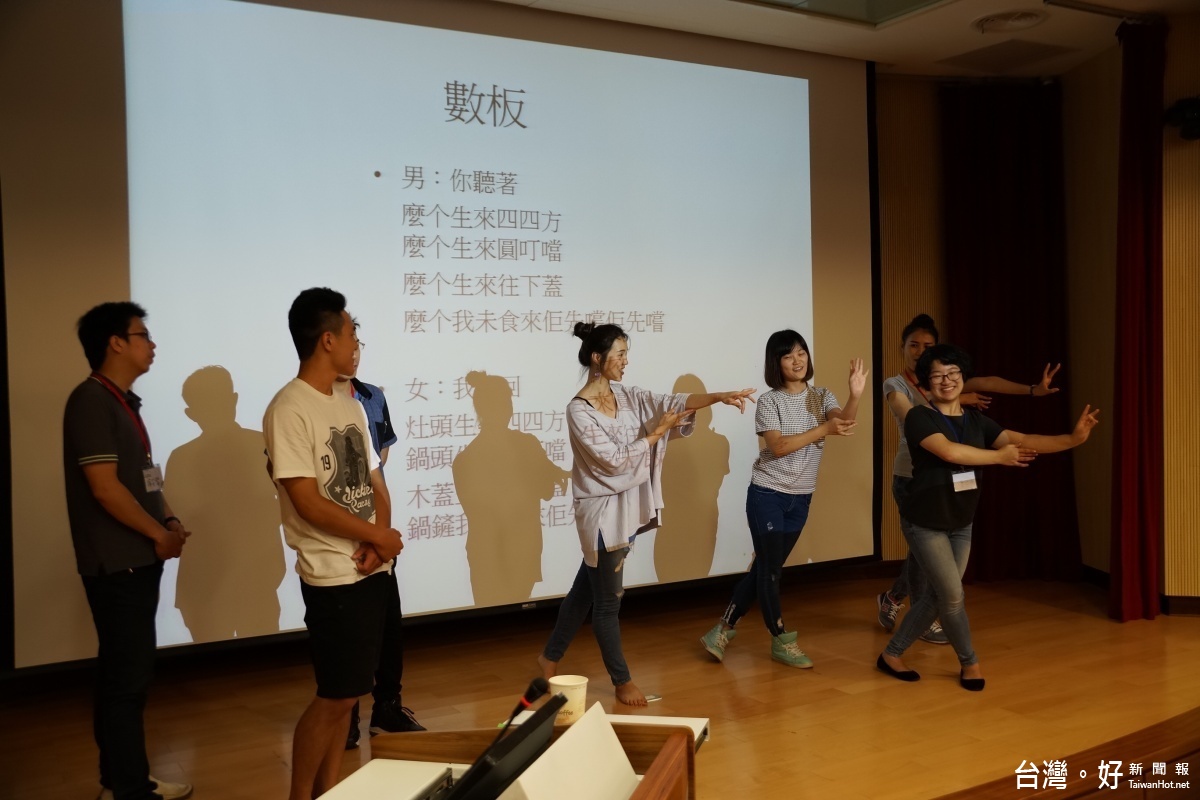 中央大學客家學院安排「客家戲曲和山歌」教學課程，如何唱唸台詞以及身段表演對學員是一大新奇體驗。