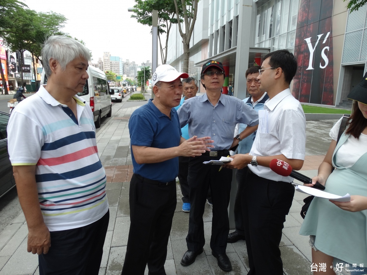 市議員曾順良由東光里長許文能陪同，邀交通局副局長林炎成及警察局等相關人員前往南紡購物中心，會勘中華東路與莊敬路口交通壅塞情形。