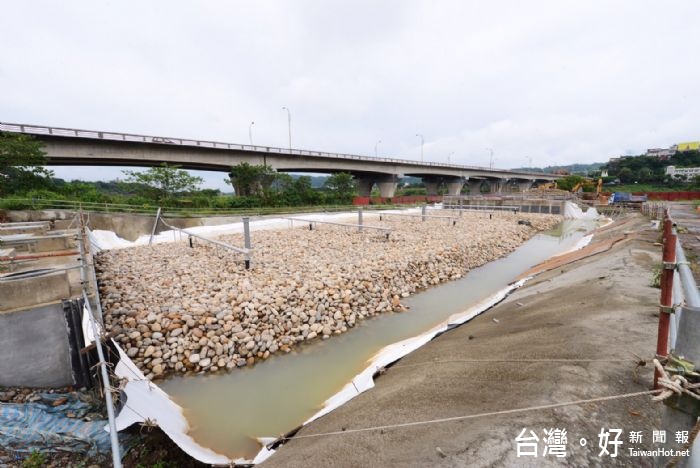 員樹林排水礫間帶淨化工程的主要目的，淨化員樹林地區每日約6,000噸的生活污水。