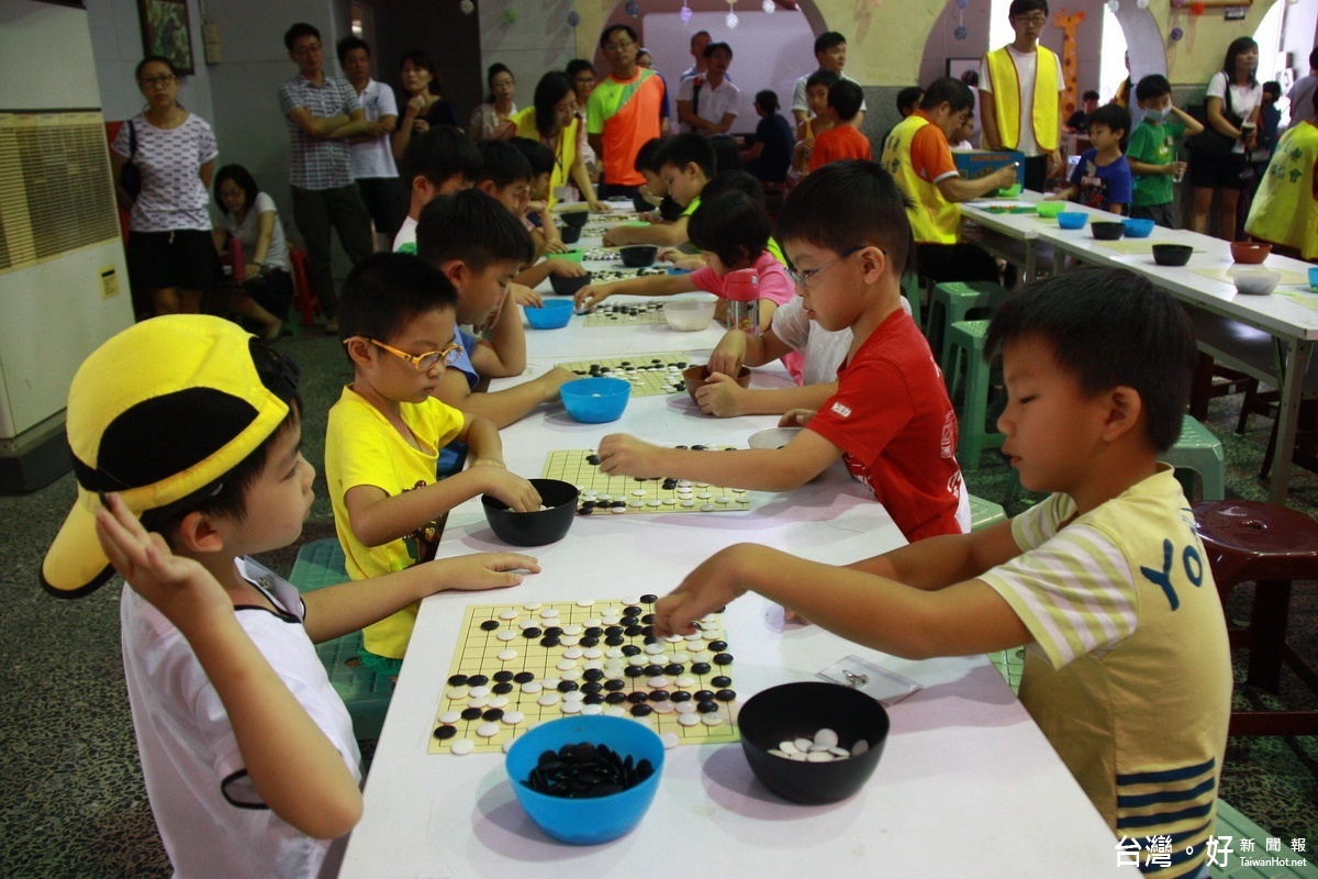 初學及入門組年齡小幼童下棋不加思索。（記者扶小萍攝）