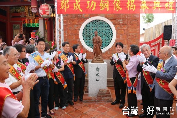 秋季祝壽大典結束後，也舉行鄭成功銅像揭幕典禮