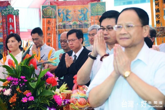 市府中元節聯合普渡祭祀，鄭市長祈求桃園建設順利發展，期勉市府同仁共同努力。