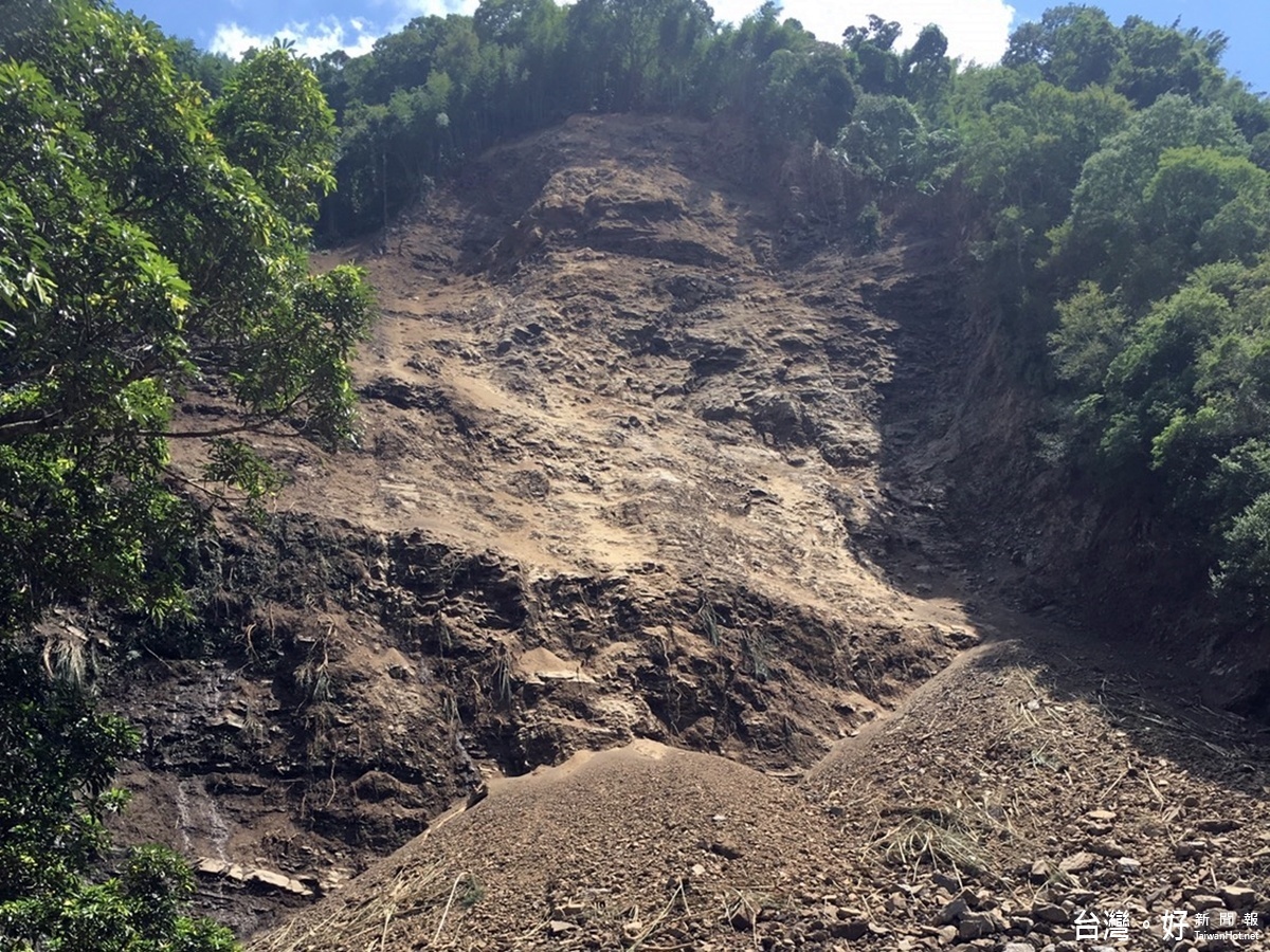 復興區山壁土石崩落形成堰塞湖7戶25人預防性撤離安置 風傳媒