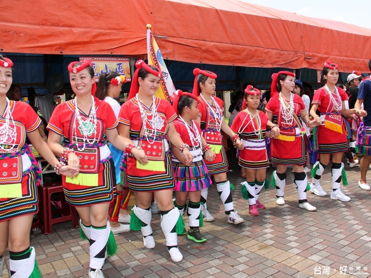 桃園區原住民族豐年祭，不分男女與族群，各個身穿鮮豔的部落服飾，在艷陽下揮汗跳著迎賓舞，現場非常熱鬧，也讓參與貴賓感受到原住民族的文化與熱情 