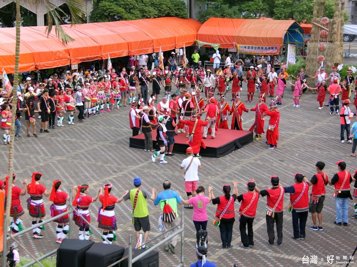 桃園區原住民族豐年祭，不分男女與族群，各個身穿鮮豔的部落服飾，在艷陽下揮汗跳著迎賓舞，現場非常熱鬧，也讓參與貴賓感受到原住民族的文化與熱情