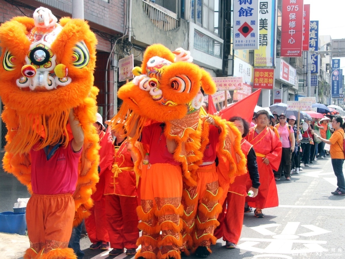 在大園社區發展協會氣勢磅礡的鼓隊表演後，踩街遊行隆重登場。遊行隊伍中，可以看見舞獅表演與揮舞著旗子的阿公阿嬤，不畏烈日當頭，努力展現熱情與活力