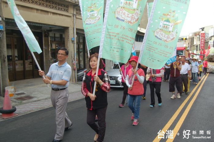 在敲鑼打鼓的熱鬧氣氛中，踩街隊伍隨著藝術品緩緩向富岡火車站前進，一路上吸引行人目光。