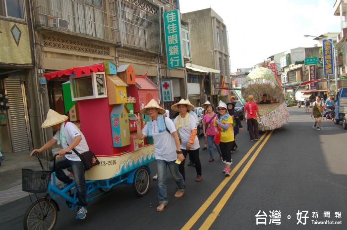 在敲鑼打鼓的熱鬧氣氛中，踩街隊伍隨著藝術品緩緩向富岡火車站前進，一路上吸引行人目光。